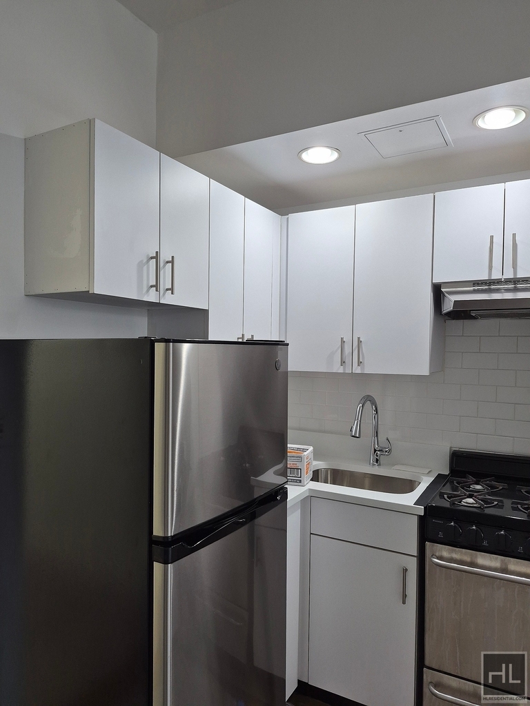 East 46 Street - Photo 2