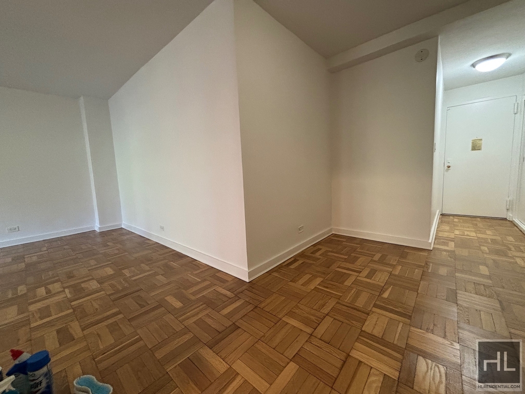 East 55 Street - Photo 2