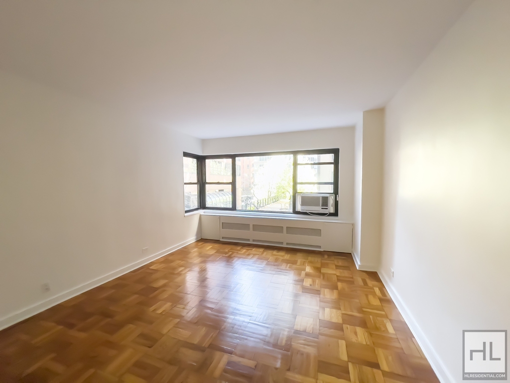 East 55 Street - Photo 0
