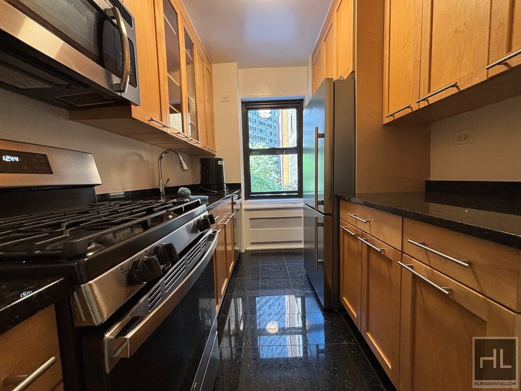 East 55 Street - Photo 1