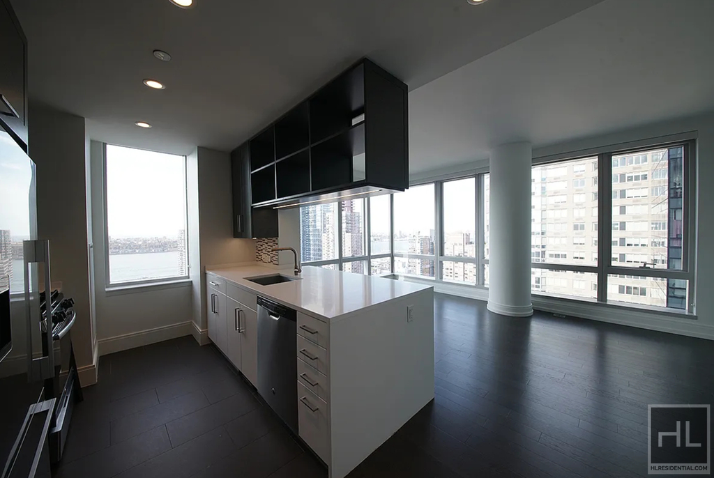 10th Avenue - Photo 1