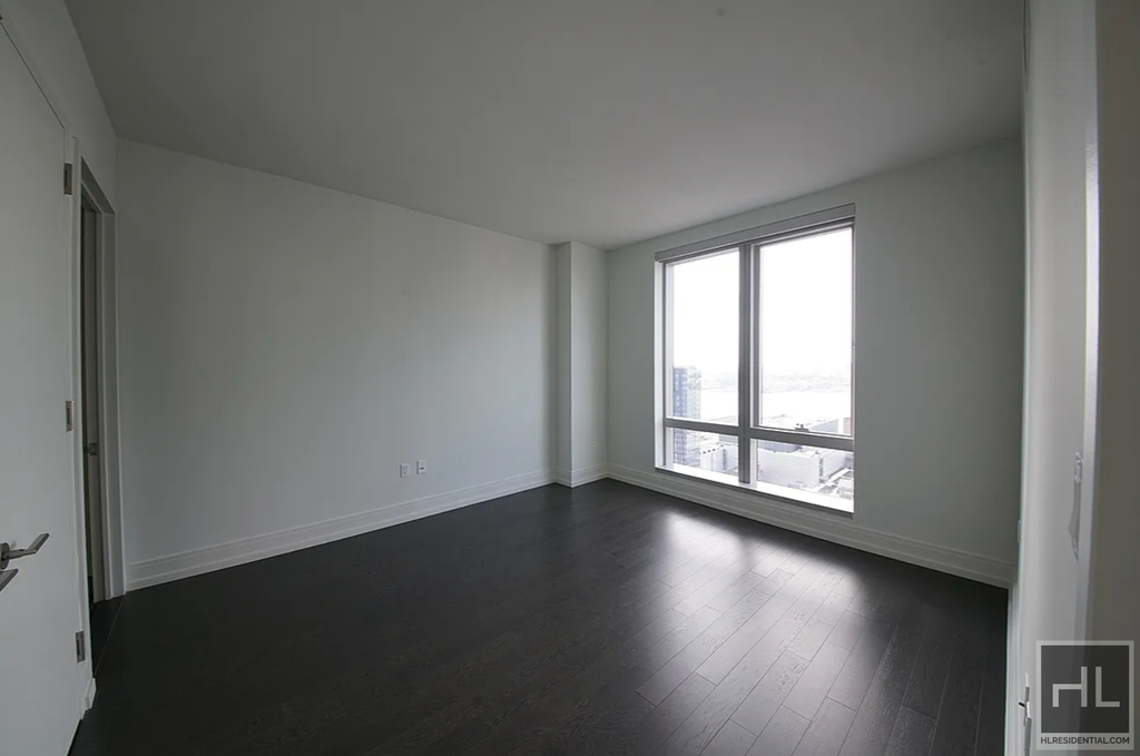 10th Avenue - Photo 4