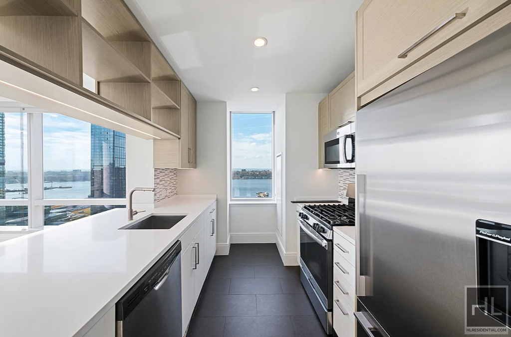 10th Avenue - Photo 2