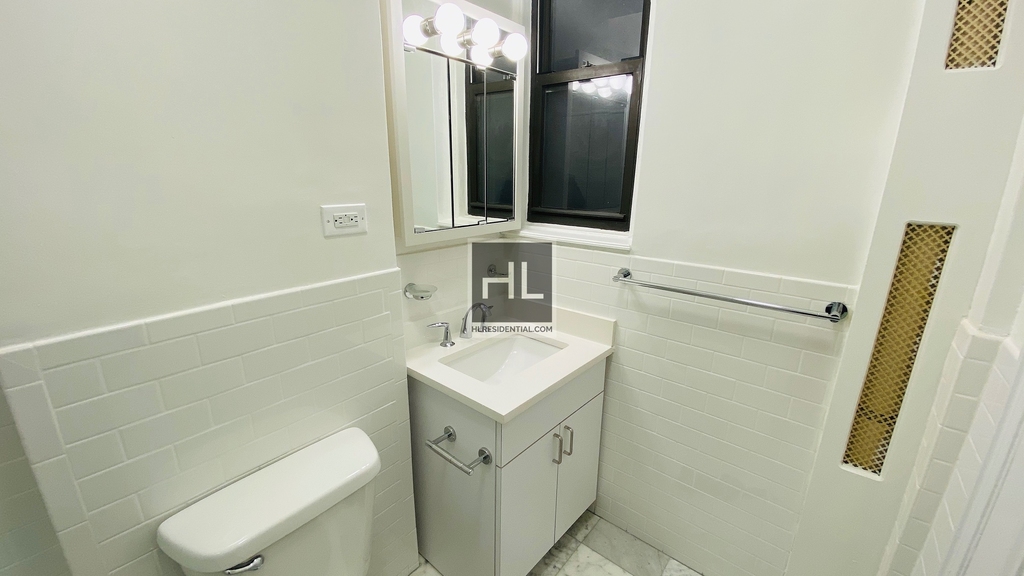 East 46 Street - Photo 2