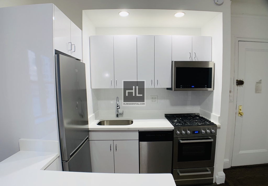 East 46 Street - Photo 1