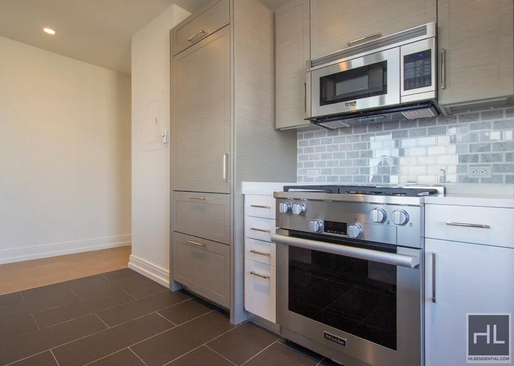 10th Avenue - Photo 2