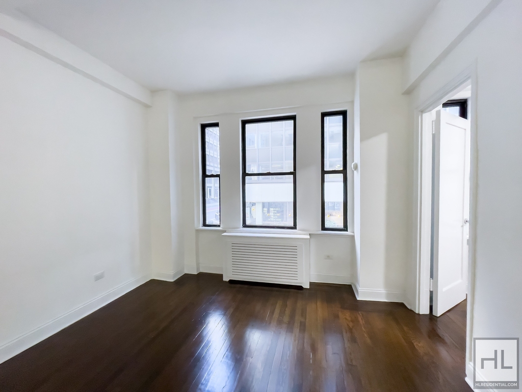 East 46 Street - Photo 0