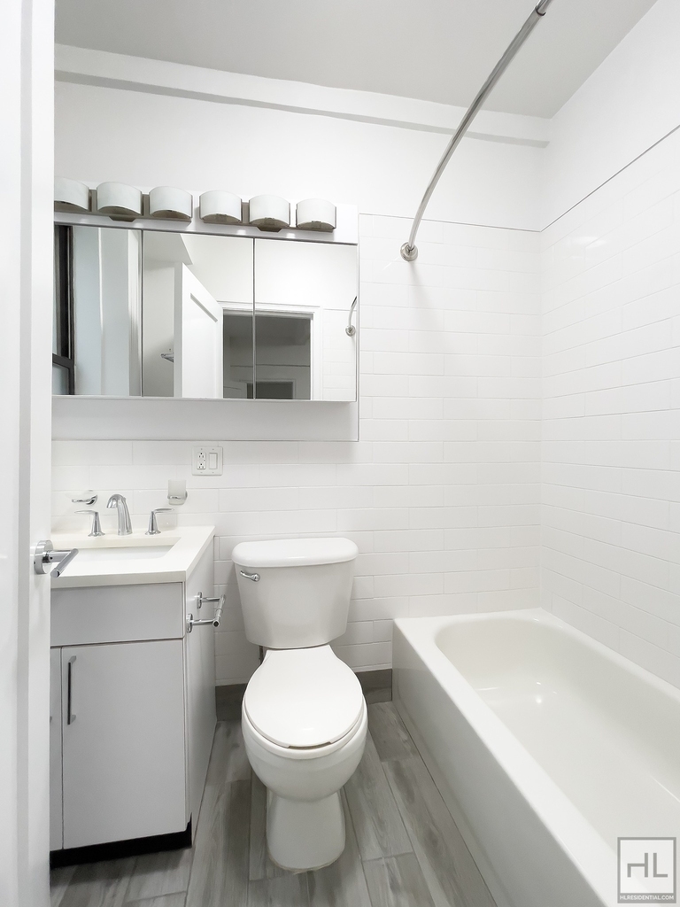 East 46 Street - Photo 2