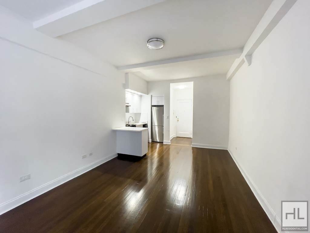 East 46 Street - Photo 1