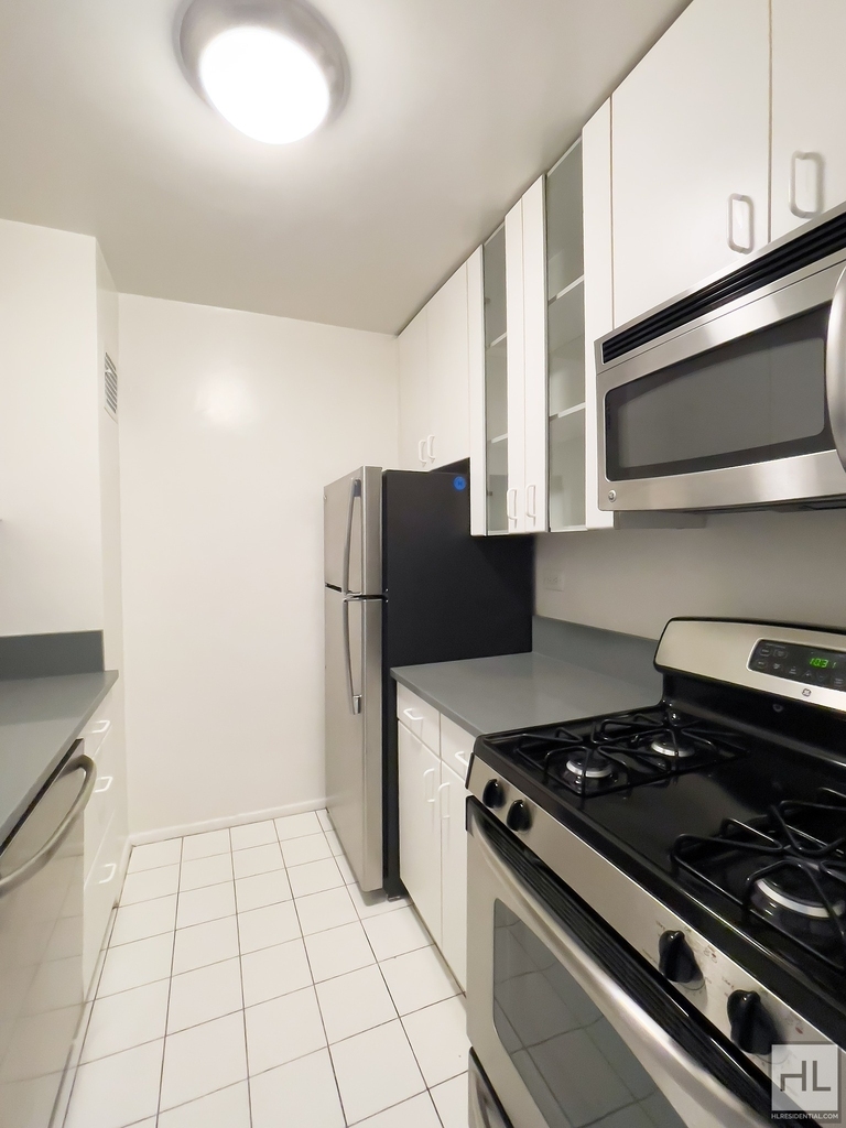 East 49 Street - Photo 7