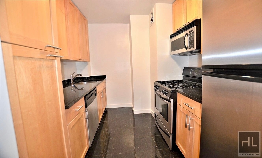 Fourth Avenue - Photo 2