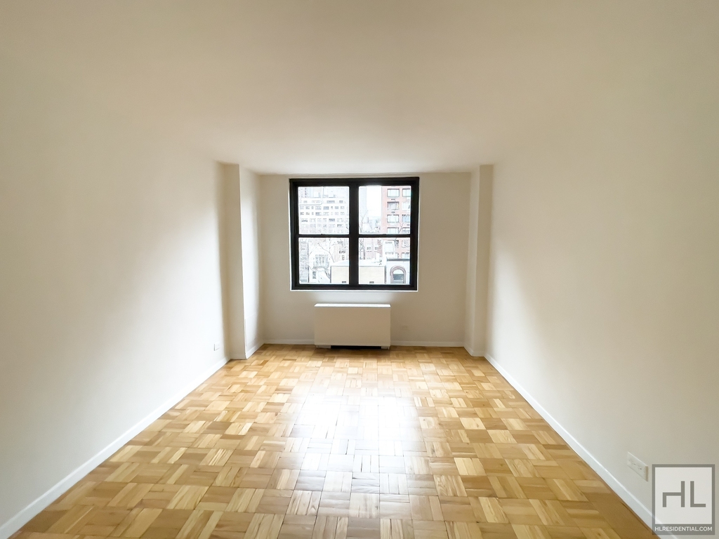 East 49 Street - Photo 1