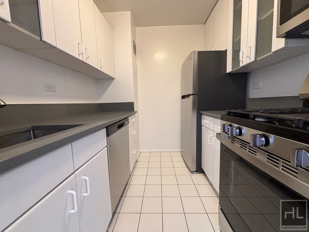 East 49 Street - Photo 4