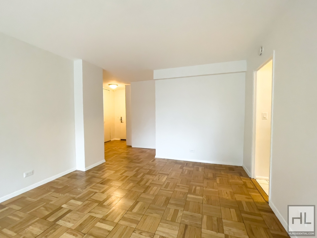 East 49 Street - Photo 0