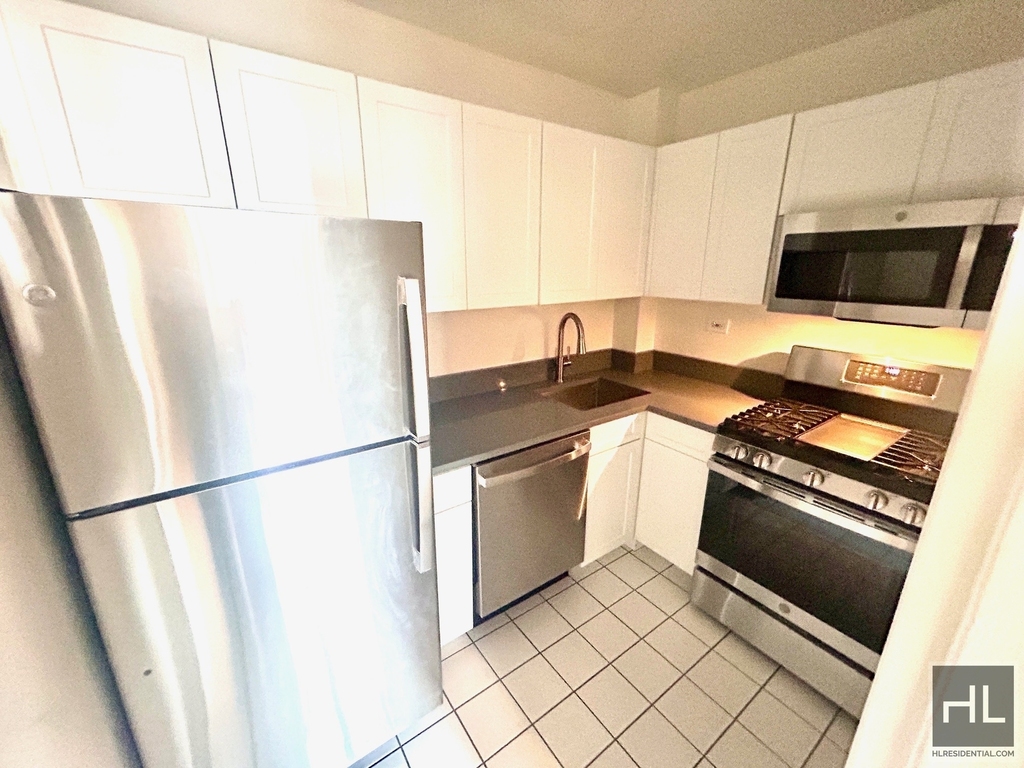 East 79th Street - Photo 2