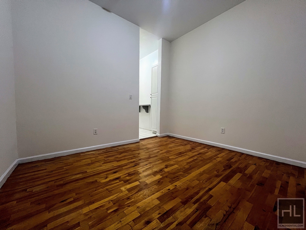 2 Avenue - Photo 2
