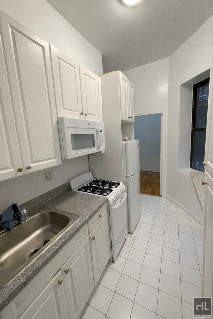 2 Avenue - Photo 1