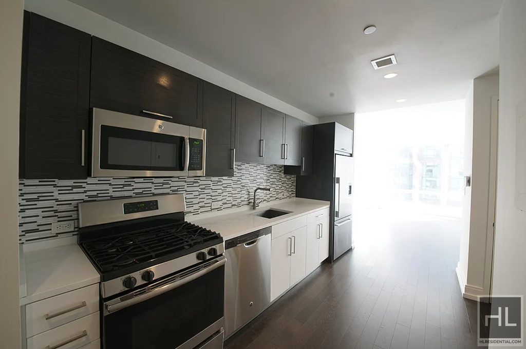 10th Avenue - Photo 2