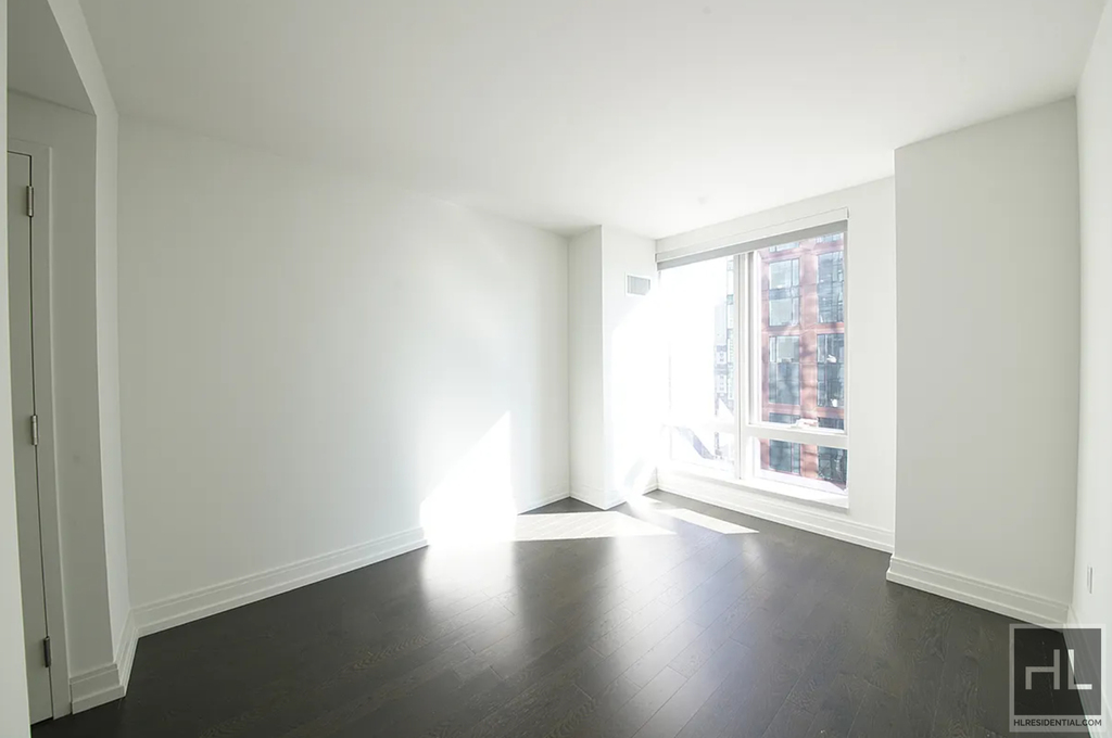 10th Avenue - Photo 1
