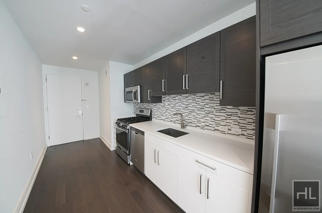 10th Avenue - Photo 3