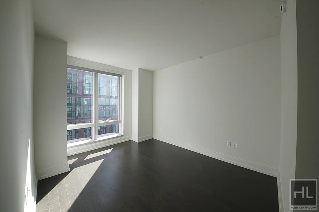 10th Avenue - Photo 5