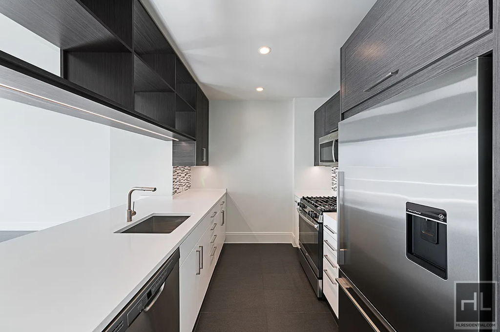 10th Avenue - Photo 2