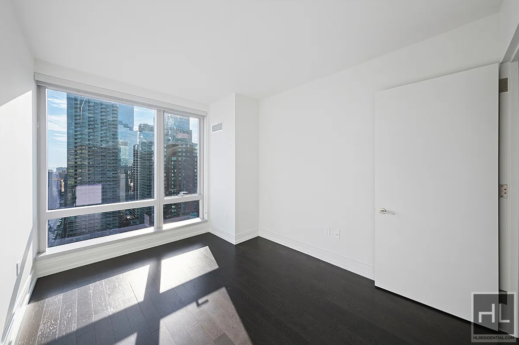 10th Avenue - Photo 3