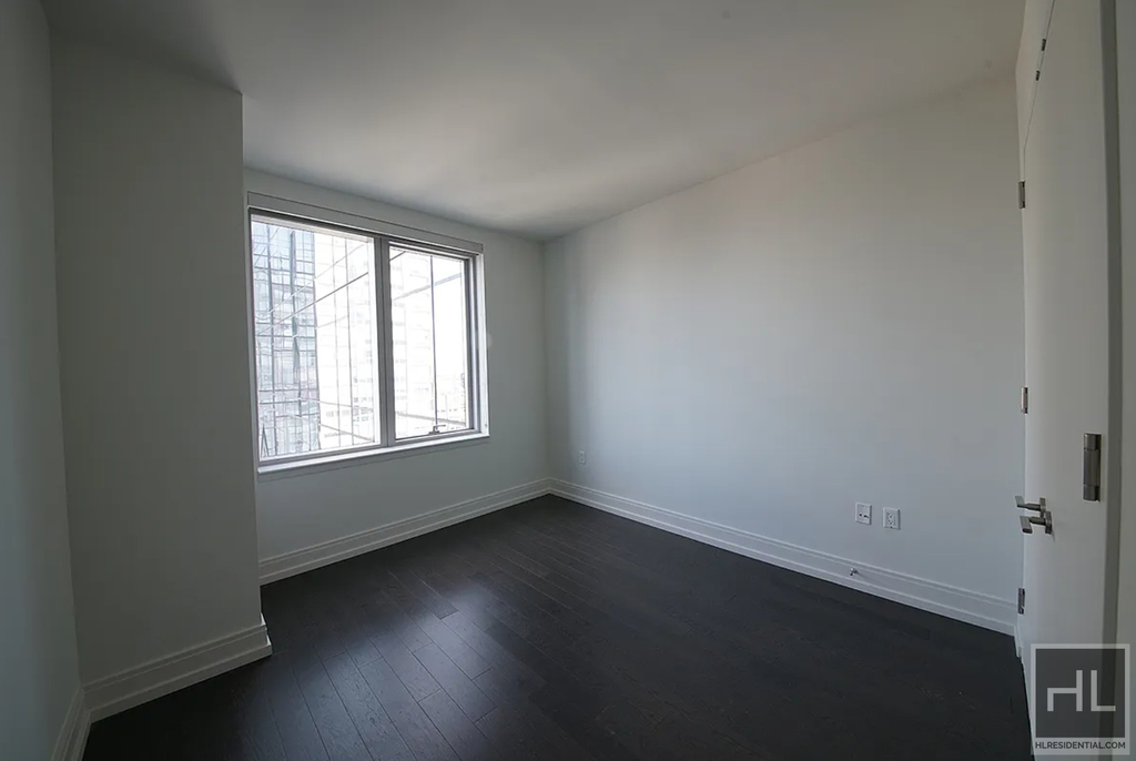 10th Avenue - Photo 5