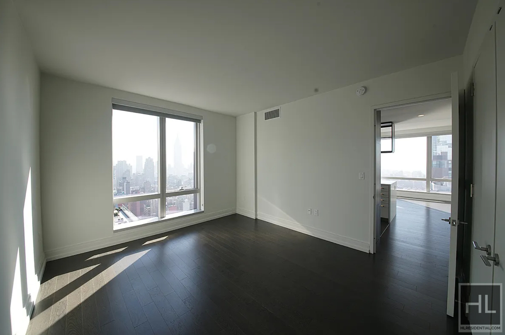 10th Avenue - Photo 2