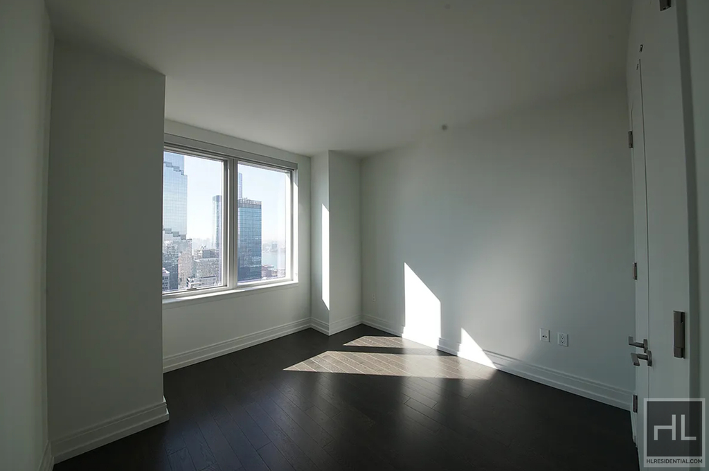10th Avenue - Photo 4