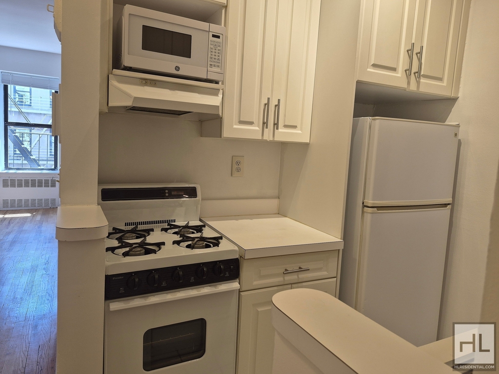East 83 Street - Photo 4