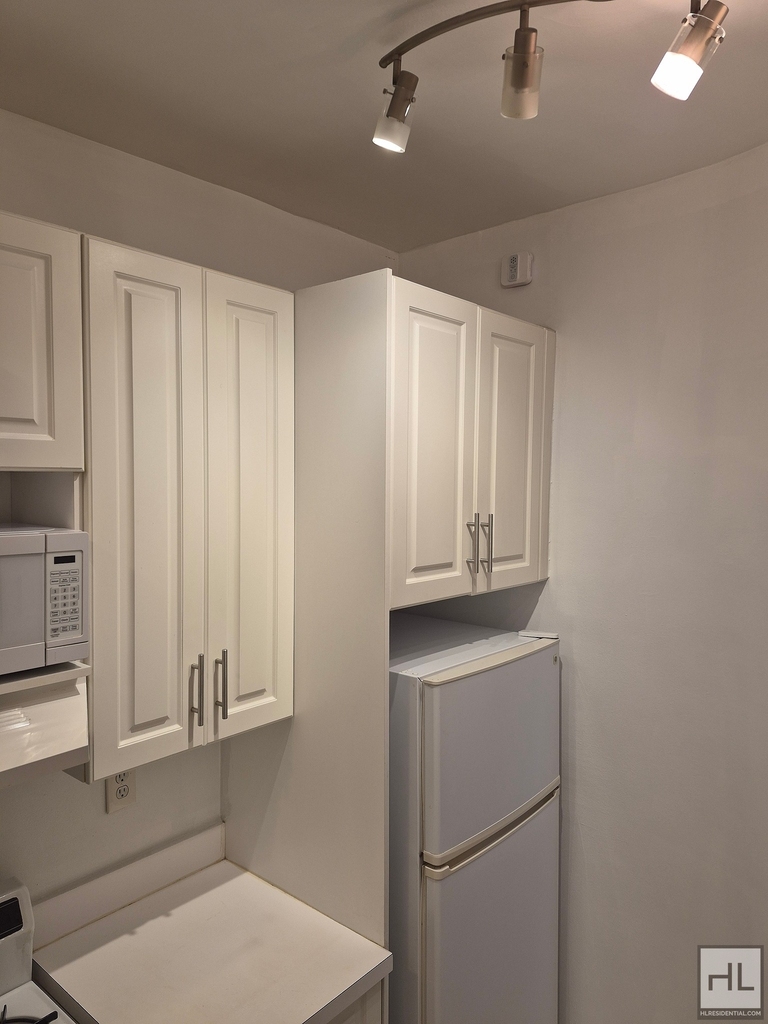 East 83 Street - Photo 5