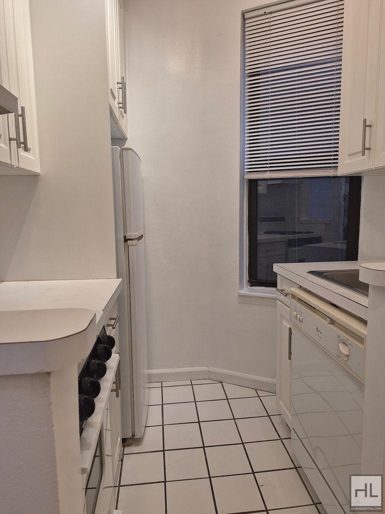 East 83 Street - Photo 6