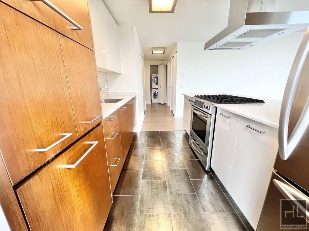 West 42nd Street - Photo 3