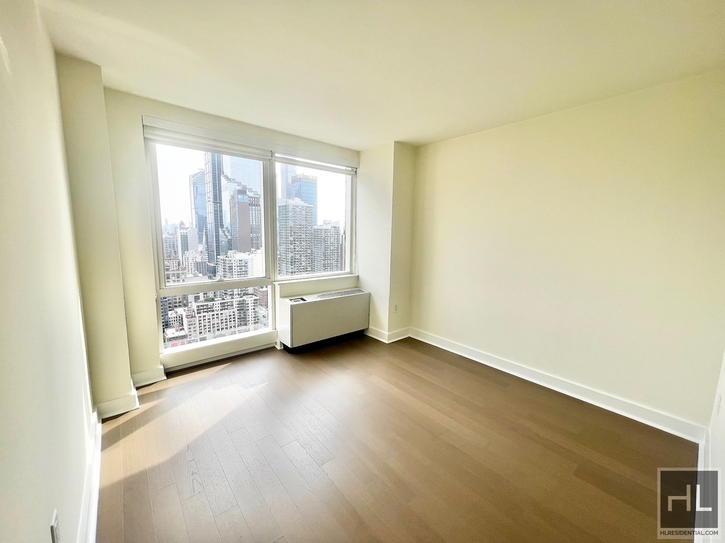 West 42nd Street - Photo 1