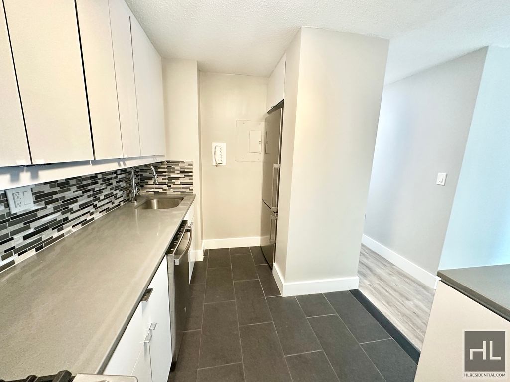 Second Avenue - Photo 2