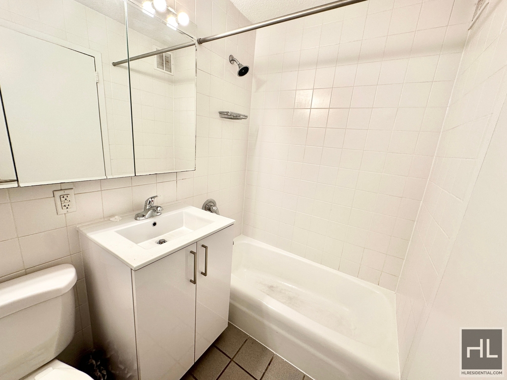 Second Avenue - Photo 3