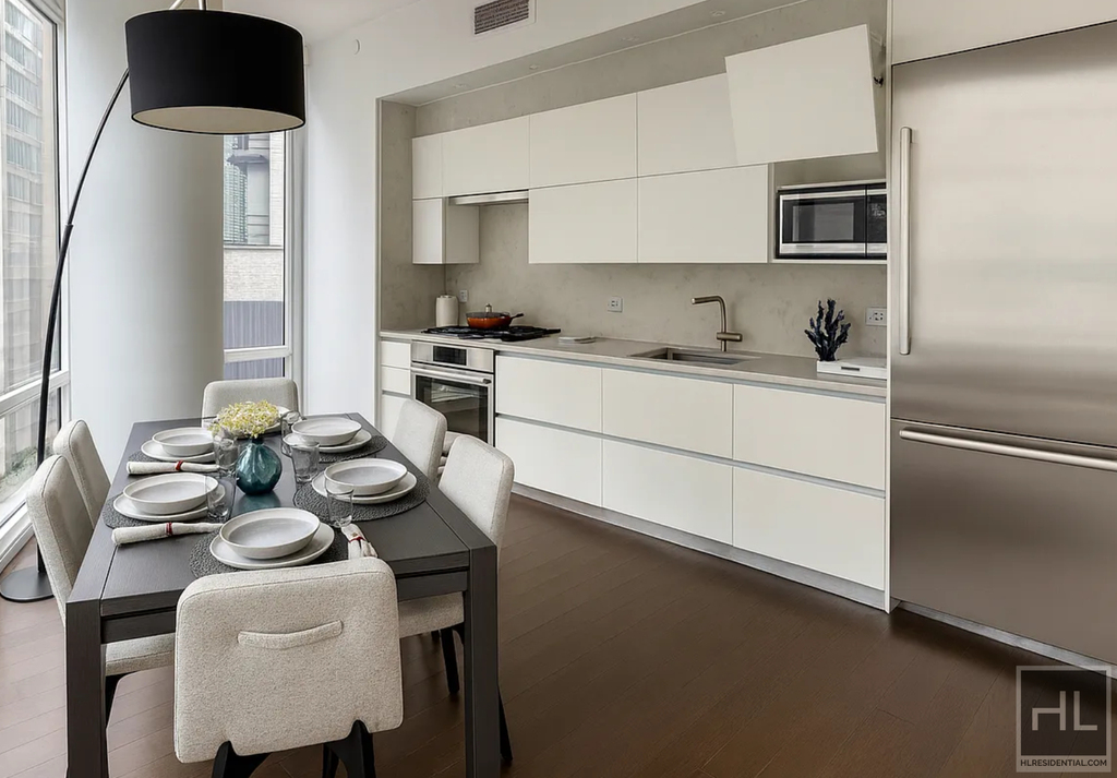 East 44th Street - Photo 1