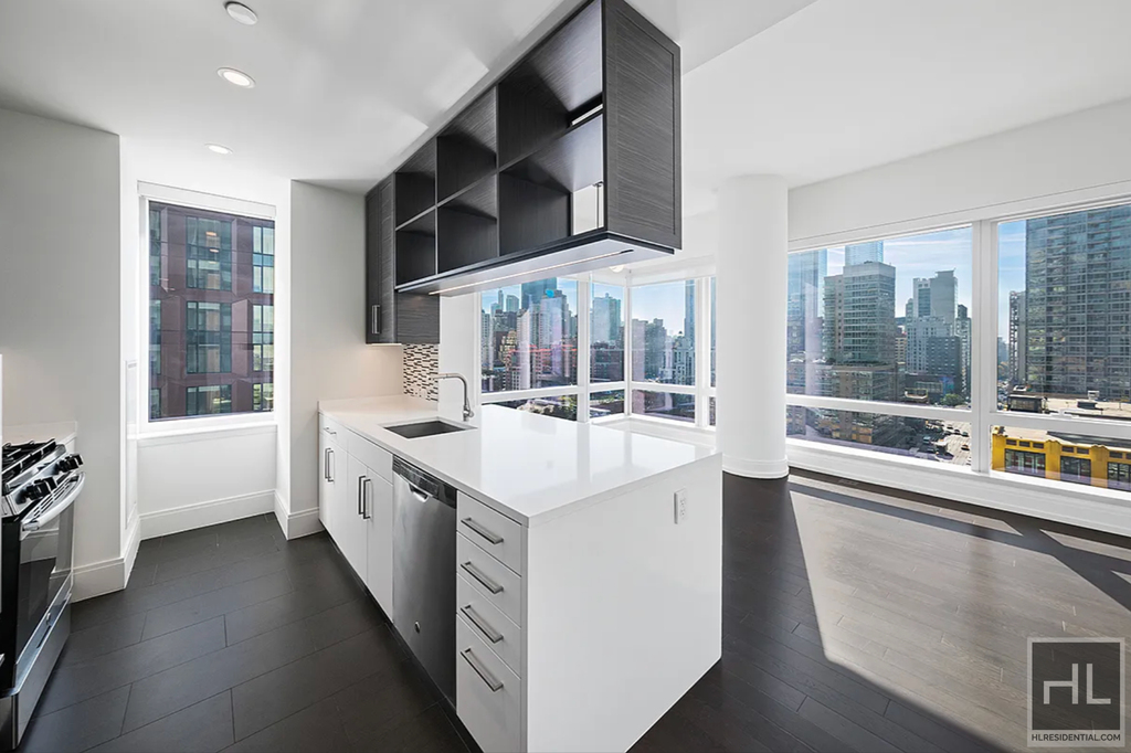 10th Avenue - Photo 1