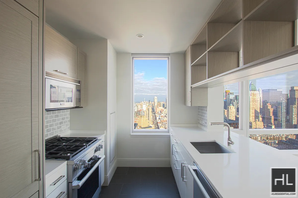 Tenth Avenue - Photo 1