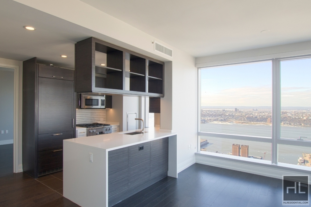 Tenth Avenue - Photo 2