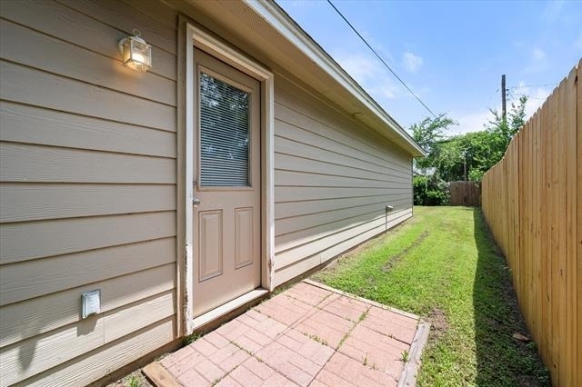 438 Sabine Avenue - Photo 18