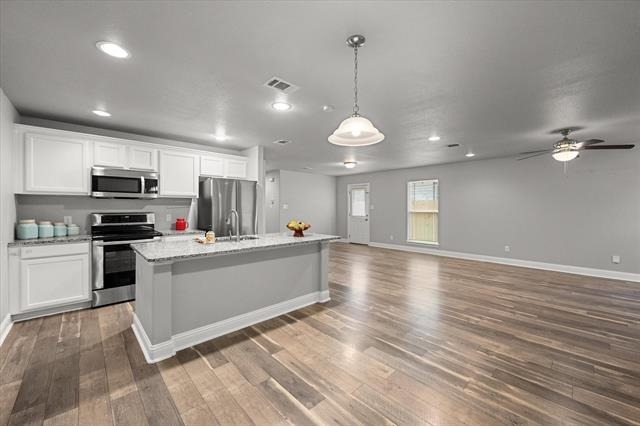 438 Sabine Avenue - Photo 2