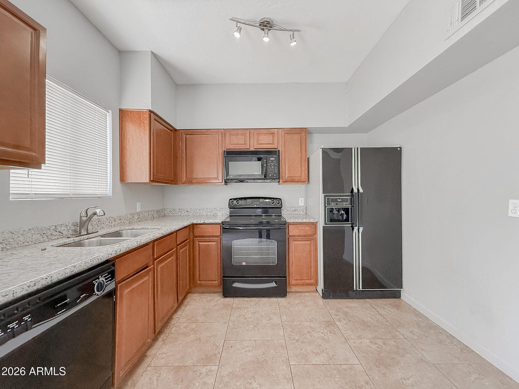 1935 W Morten Avenue - Photo 6