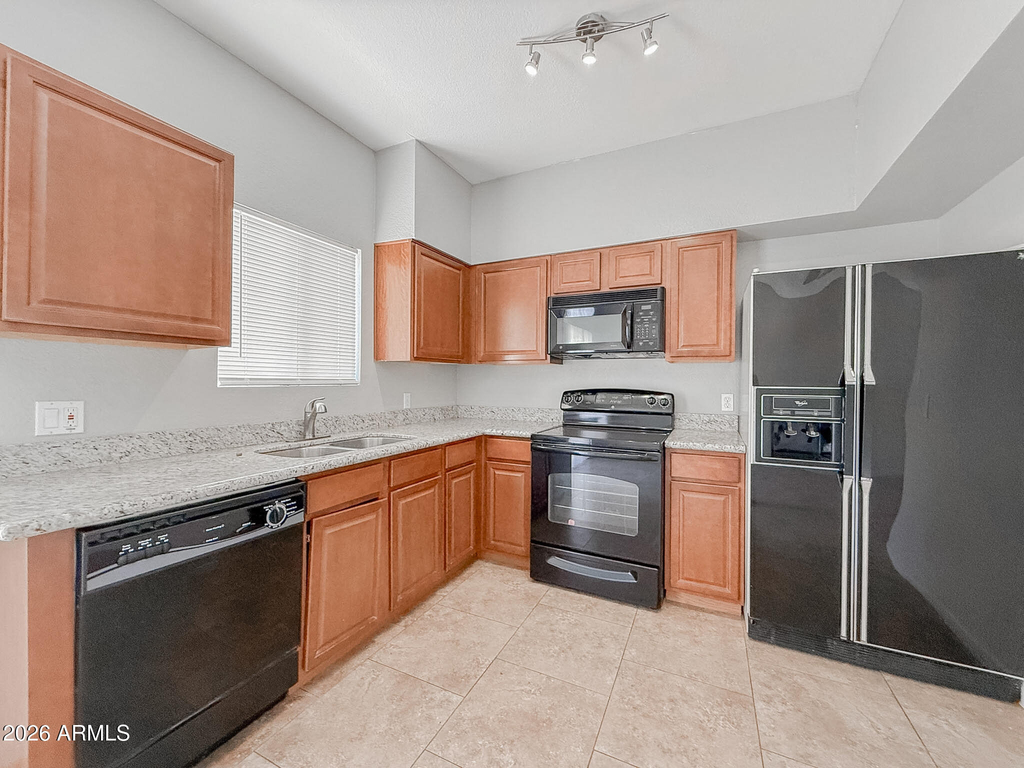 1935 W Morten Avenue - Photo 7