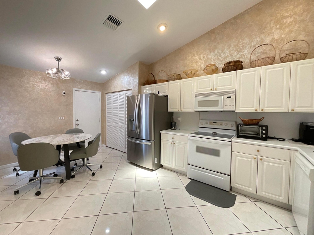 5574 Royal Lake Circle - Photo 8