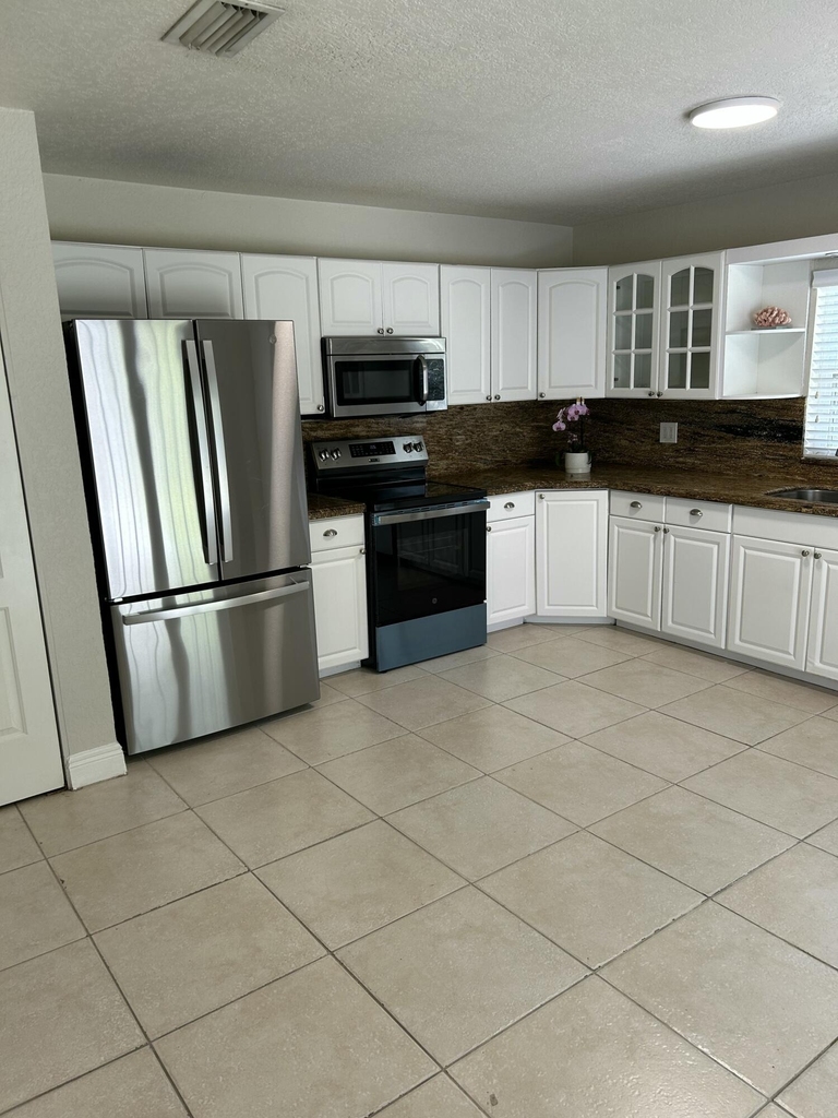 61 Nw 47th Street - Photo 4