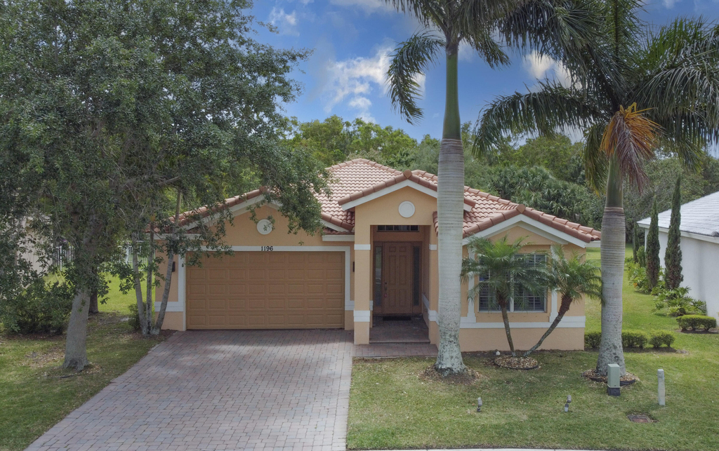 1196 Se Fleming Way - Photo 0