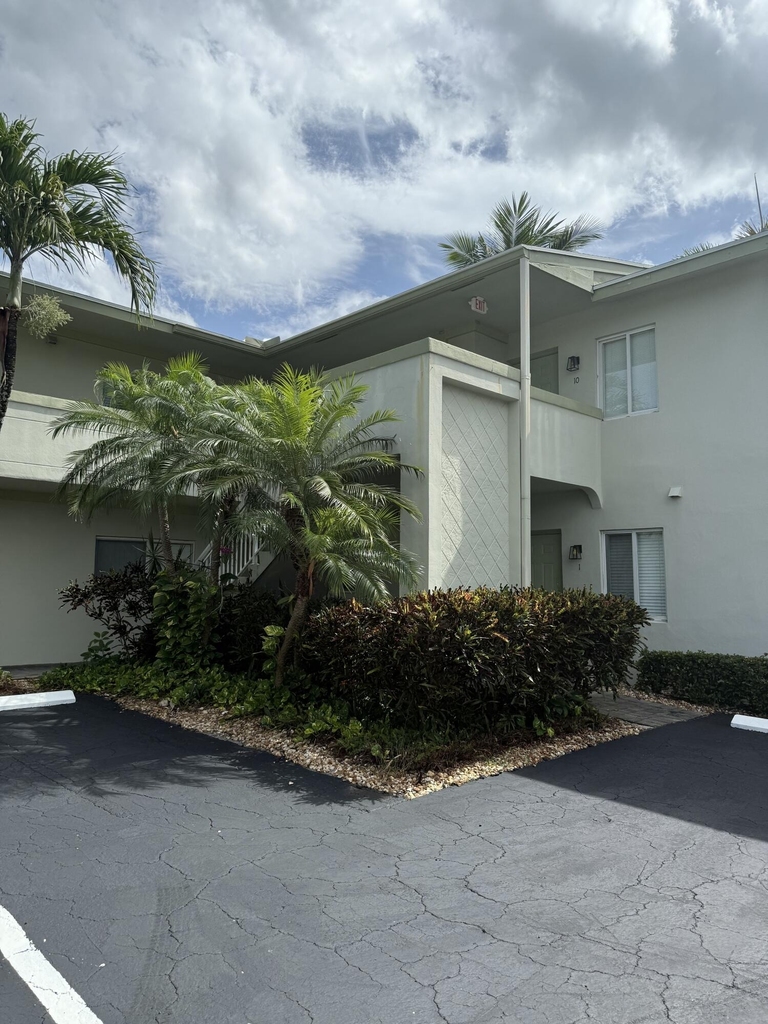 578 Ne 20th Street - Photo 1