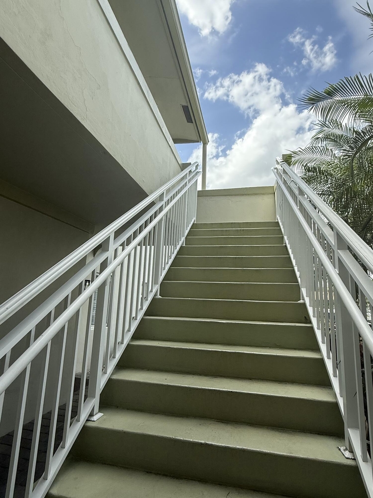 578 Ne 20th Street - Photo 2
